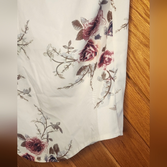Emery Rose Small White And Floral Airbrush Rose Print Women's Top - Picture 11 of 12